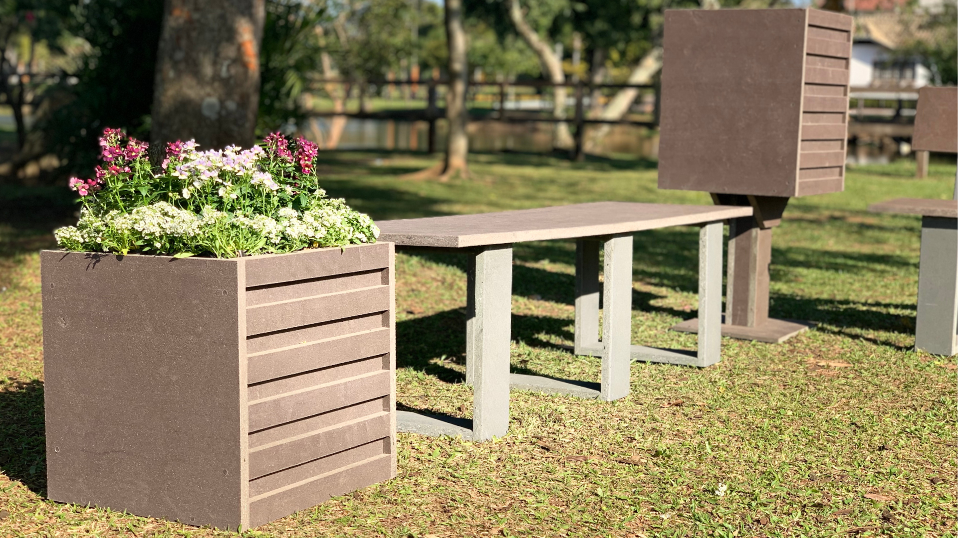 Ambiente com deck e almofadas