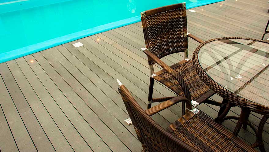 Espaço com piscina e deck madeira plástica