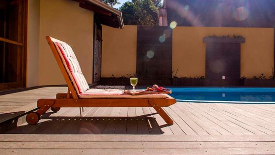 Espaço de lazer com piscina e revestimento madeira plástica