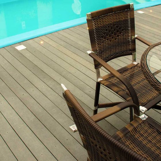 Espaço com piscina e deck madeira plástica maciça rs