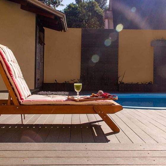 Espaço de lazer com piscina e deck madeira plástica rs