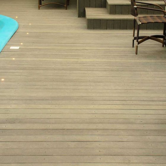 Deck madeira plastica em projeto de piscina de fibra