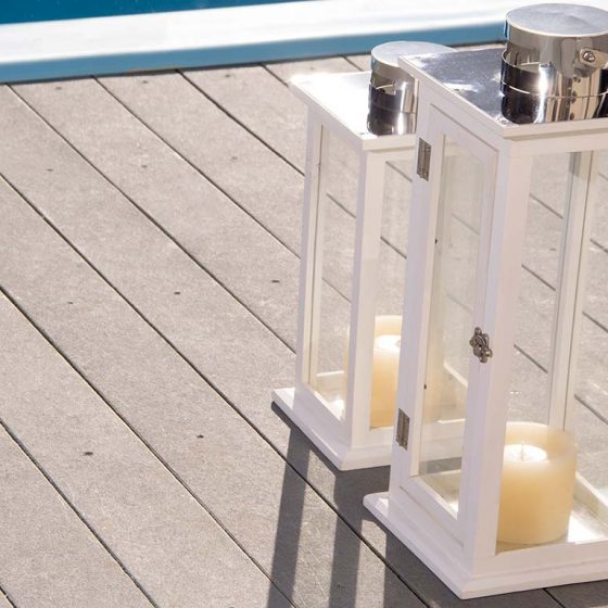 Deck madeira plástica maciça e velas decorativas