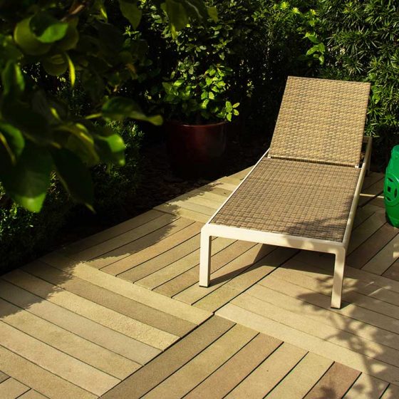 Jardim com deck modular madeira plástica e espreguiçadeira